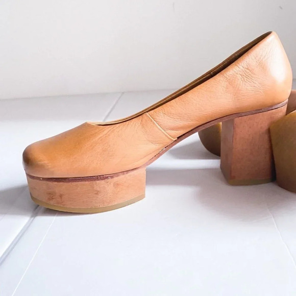 Camel Beige Leather Made in  Peru Clog Wood Sole Heels 7 - Picture 9 of 9